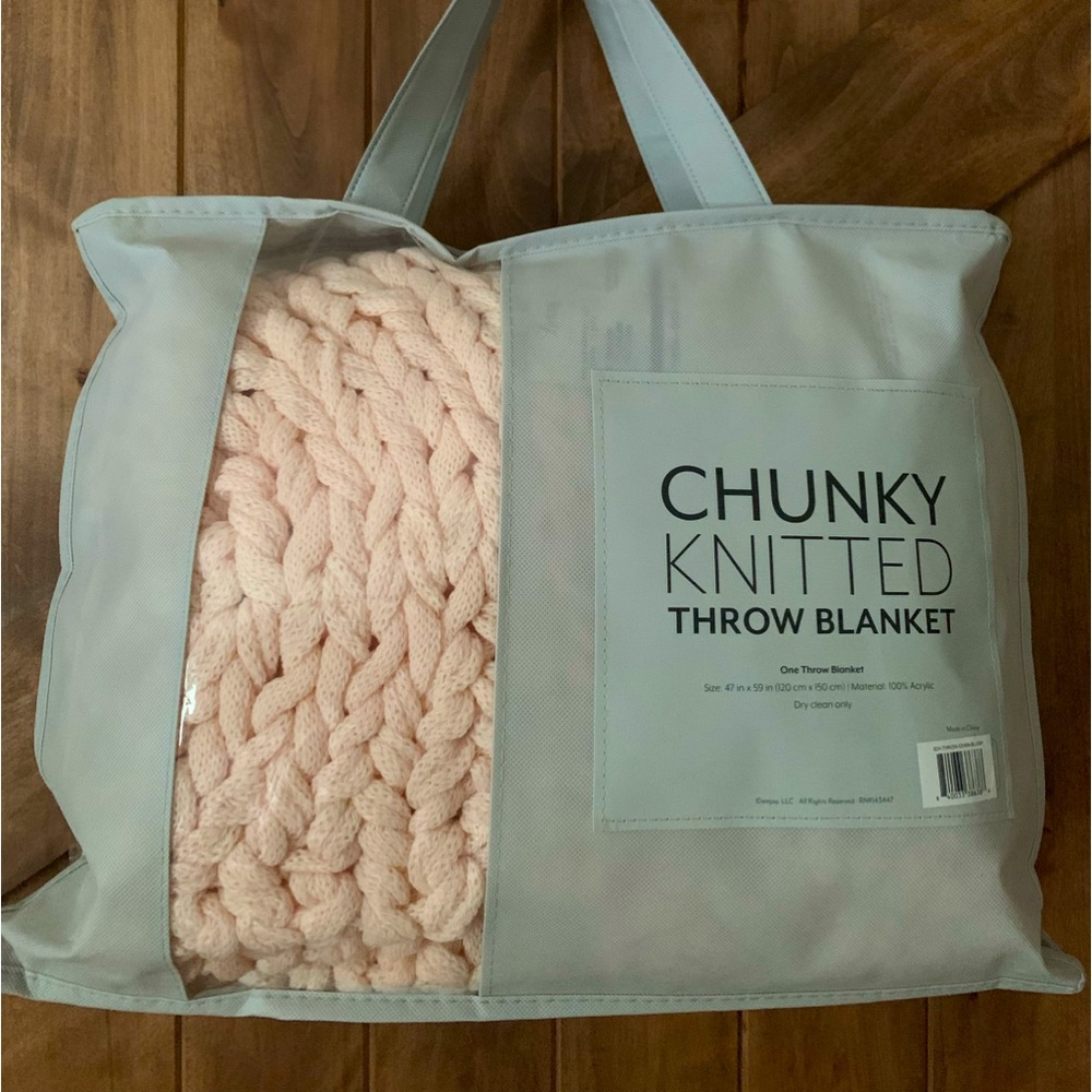 Linens & Hutch Chunky Knitted Throw Blanket. Blush. - Picture 4 of 4